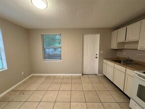 240 E Martin Luther King Jr Dr-Unit -A in Tarpon Springs, FL - Foto de edificio - Building Photo