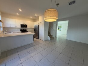909 NE 211th St in North Miami Beach, FL - Building Photo - Building Photo