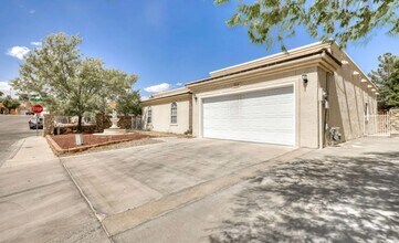 200 Hidden Crest Cir in El Paso, TX - Building Photo - Building Photo