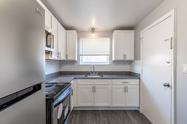 Folly Brook Apartments in Wethersfield, CT - Building Photo - Interior Photo