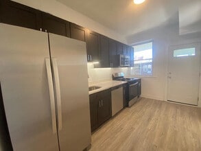 1053 W Columbia Ave in Chicago, IL - Building Photo - Building Photo