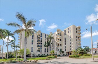 3215 Gulf Shore Blvd N in Naples, FL - Foto de edificio - Building Photo