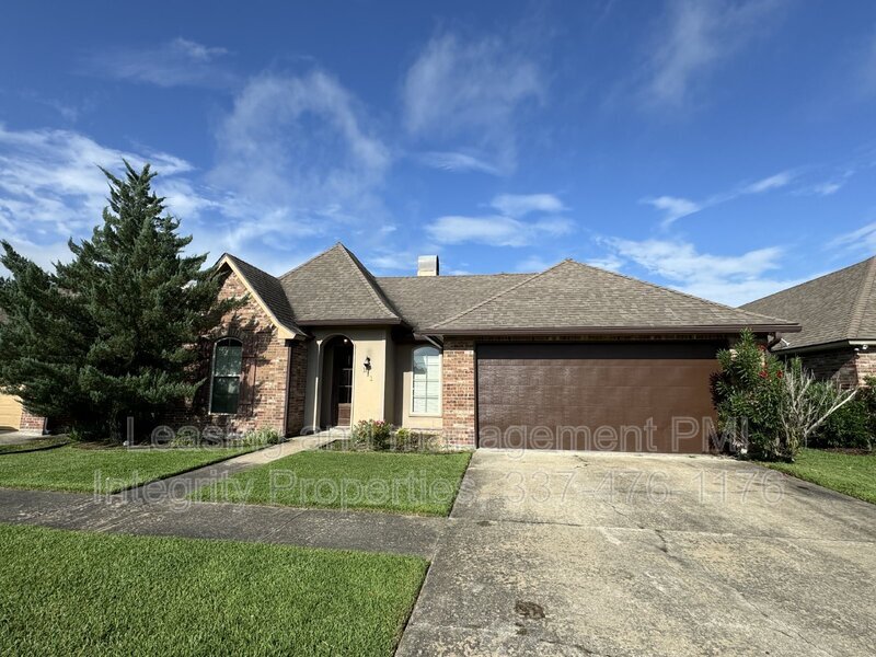 111 Hacienda Ln in Lafayette, LA - Building Photo