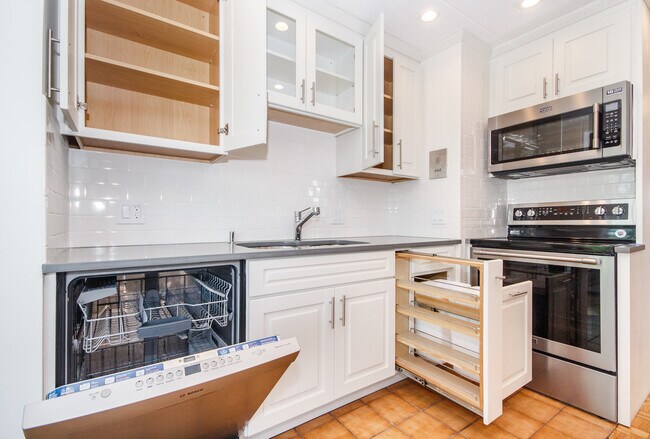 31 Harris St, Unit 720 in Brookline, MA - Building Photo - Building Photo