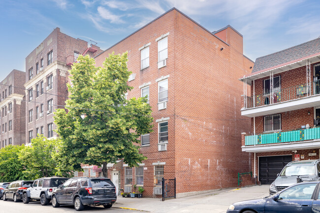14411 Barclay Ave in Flushing, NY - Building Photo - Building Photo