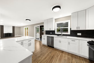 990 Whitehall Way in Crystal Lake, IL - Building Photo - Building Photo