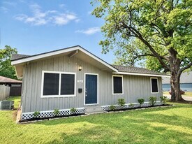 310 S Shanks St in Clute, TX - Building Photo