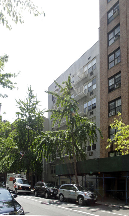 316 E 55th St in New York, NY - Building Photo