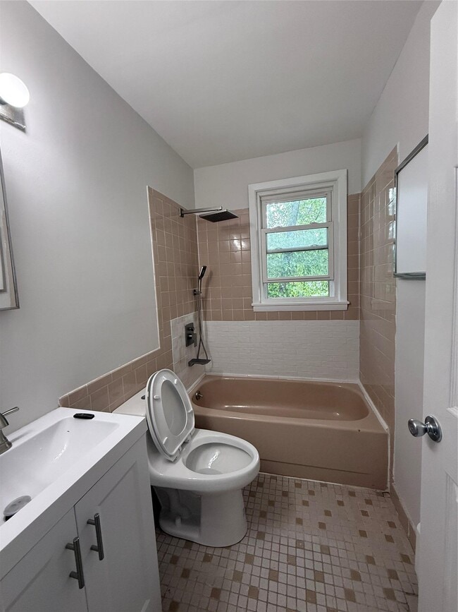 77 Woods Ave in Rockville Centre, NY - Building Photo - Building Photo