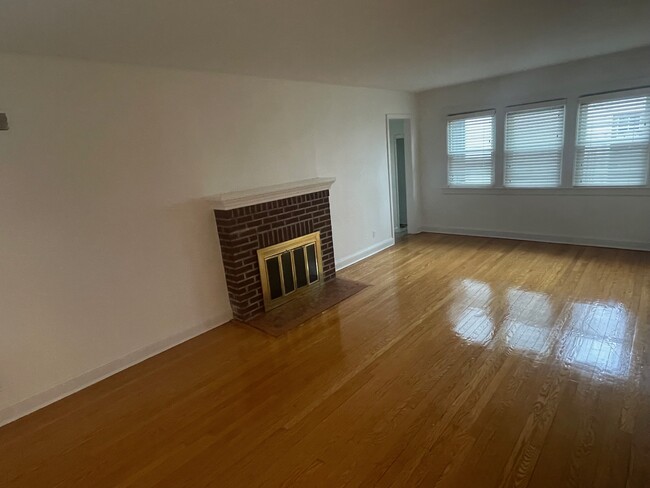 687 Kent Ave in Teaneck, NJ - Building Photo - Building Photo