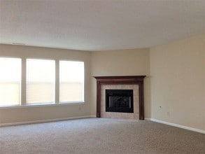 5696 N Jamestown Dr in McCordsville, IN - Foto de edificio - Building Photo