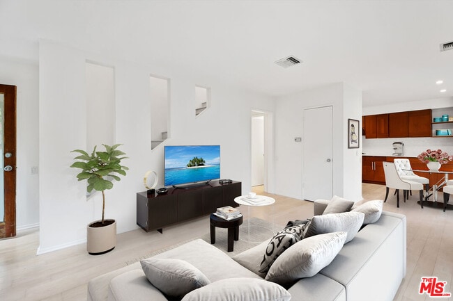 110 Dudley Ave in Los Angeles, CA - Building Photo - Building Photo