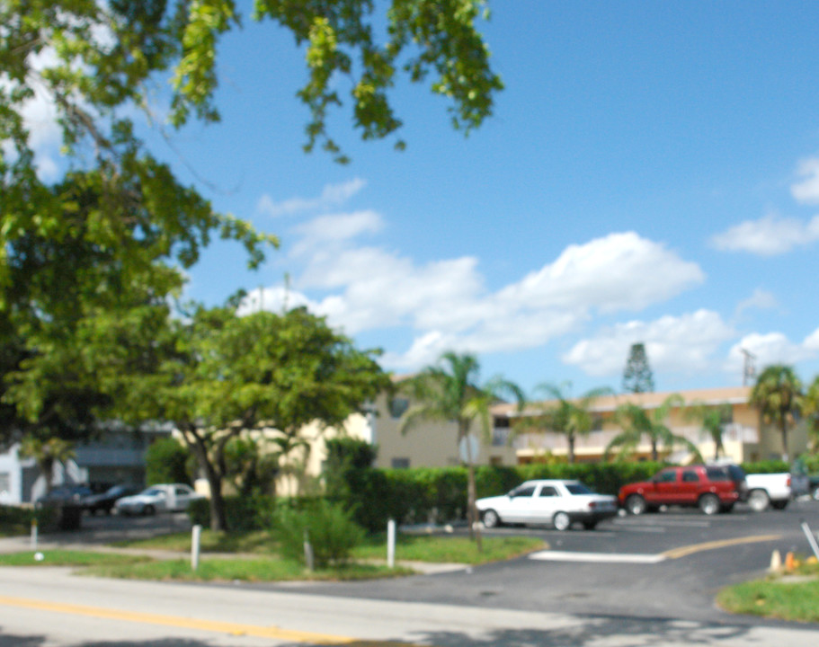 7861 Johnson St in Pembroke Pines, FL - Building Photo