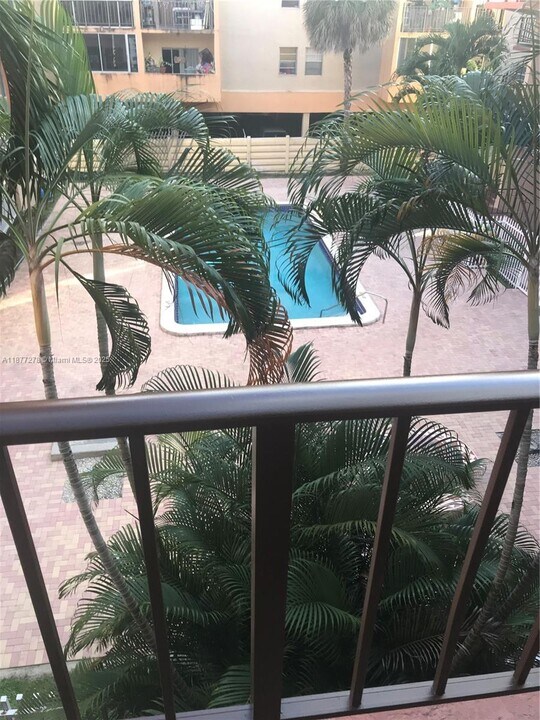 6095 W 19th Ave in Hialeah, FL - Building Photo