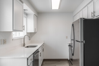 37TH Park Apartments in Portland, OR - Building Photo - Interior Photo