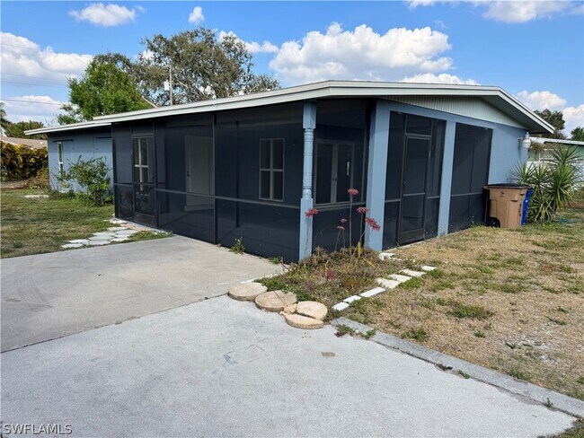 345 Georgia Ln in Ft. Myers, FL - Building Photo - Building Photo