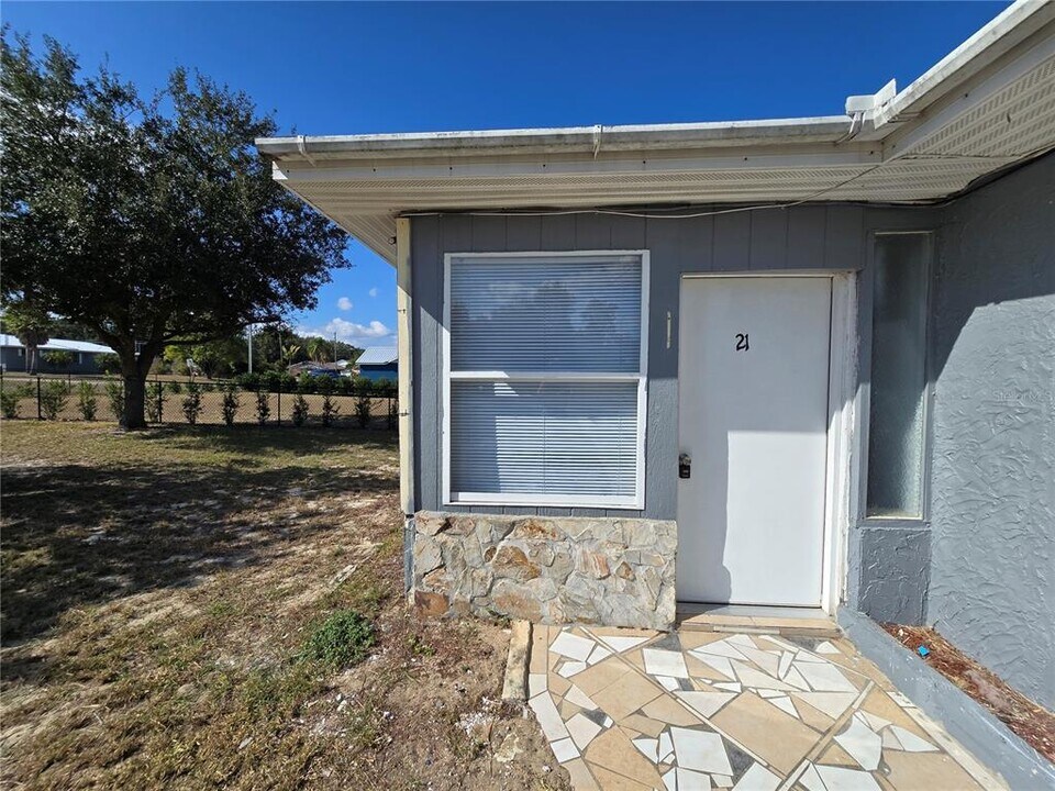 21 Mountain Dr in Babson Park, FL - Building Photo