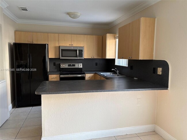 8771 NW 106th Ln in Hialeah, FL - Building Photo - Building Photo