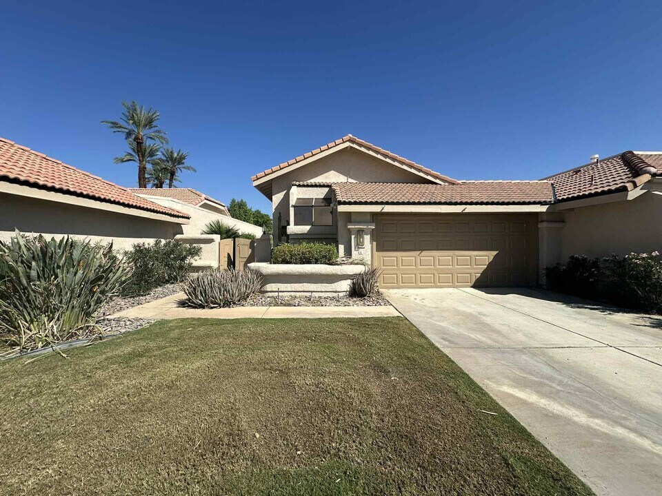 4 Hermosillo Ln in Palm Desert, CA - Building Photo
