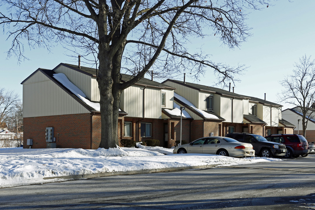 Douglas Square Apartments in Toledo, OH - Foto de edificio