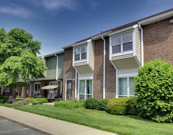 Winfield Village in Savoy, IL - Foto de edificio