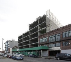 64 Bayard St in Brooklyn, NY - Foto de edificio - Building Photo