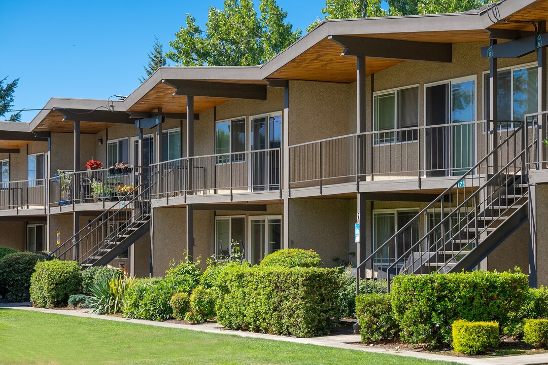 Rainier Gardens Aparments in Tacoma, WA - Building Photo