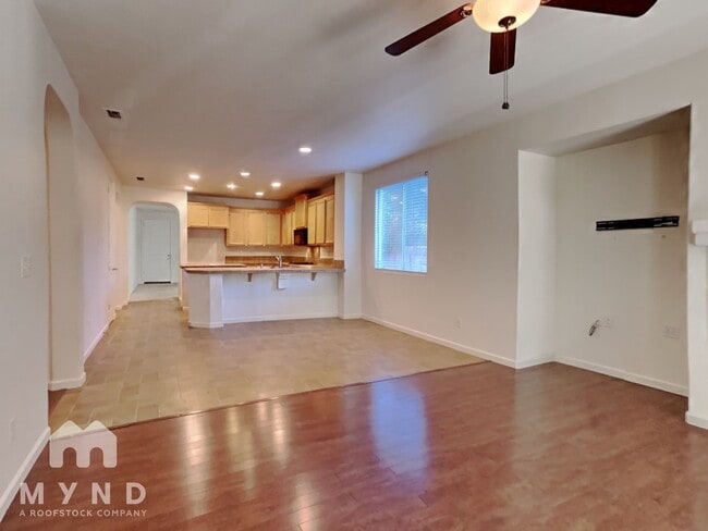 10114 Upshaw Way in Elk Grove, CA - Foto de edificio - Building Photo