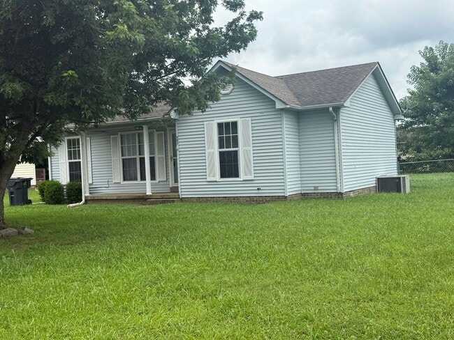 502 Indian Ave in Oak Grove, KY - Foto de edificio - Building Photo
