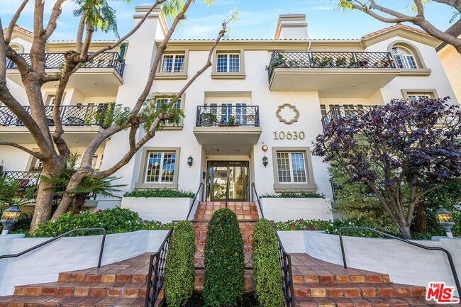 10630 Eastborne Ave in Los Angeles, CA - Building Photo - Building Photo