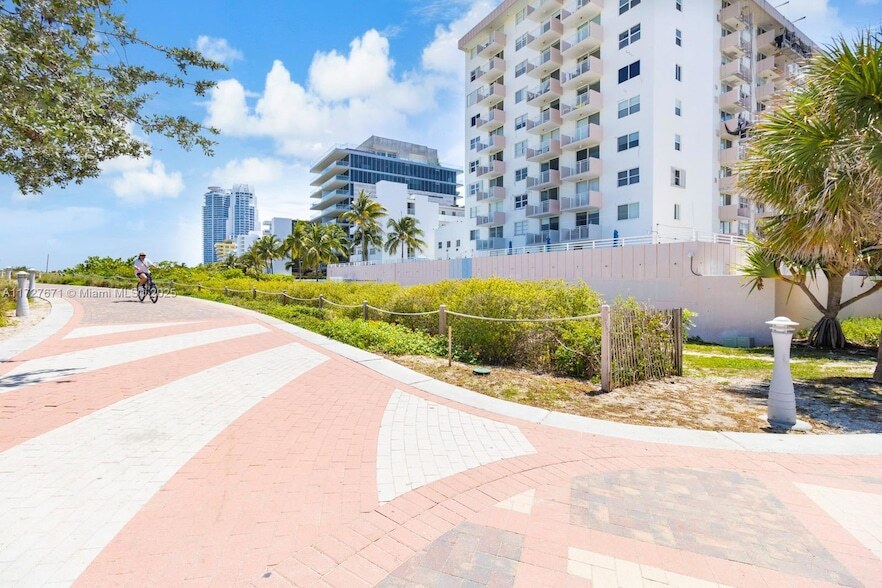 345 Ocean Dr, Unit 819 in Miami Beach, FL - Building Photo