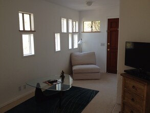 22090 Alta Dr, Unit Guest House in Topanga, CA - Foto de edificio - Building Photo