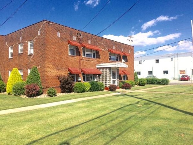 1441 Lincoln Way, Unit 1 in White Oak, PA - Building Photo - Building Photo