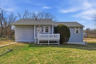 120 N Hazel St in Grove, OK - Building Photo