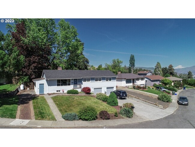 property at 618 E 20th St