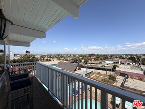 200 Larsson St in Manhattan Beach, CA - Building Photo - Building Photo
