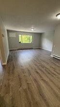 437 Sunderland Rd in Worcester, MA - Building Photo - Building Photo