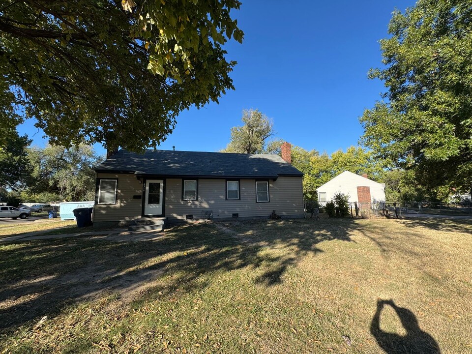 2526 E Shadybrook Ln in Wichita, KS - Building Photo