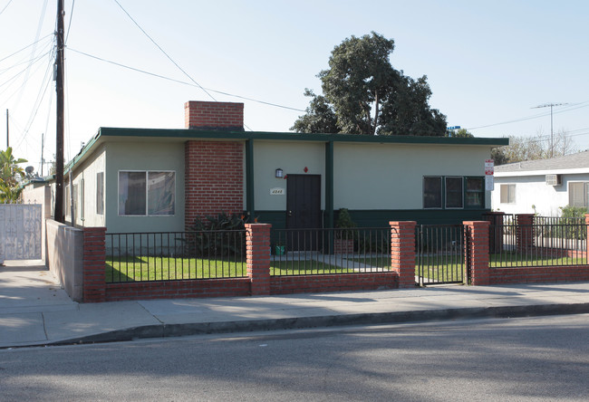 4846 Clara St in Cudahy, CA - Foto de edificio - Building Photo