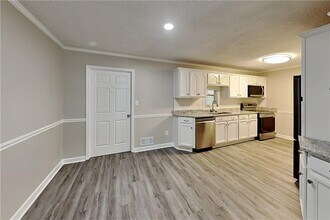 2820 Broxton Mill Ct in Snellville, GA - Building Photo - Building Photo