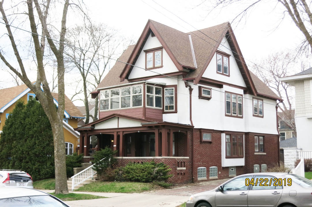 2312 E Park Pl in Milwaukee, WI - Building Photo