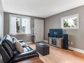 348 W St in Brantford, ON - Building Photo - Building Photo