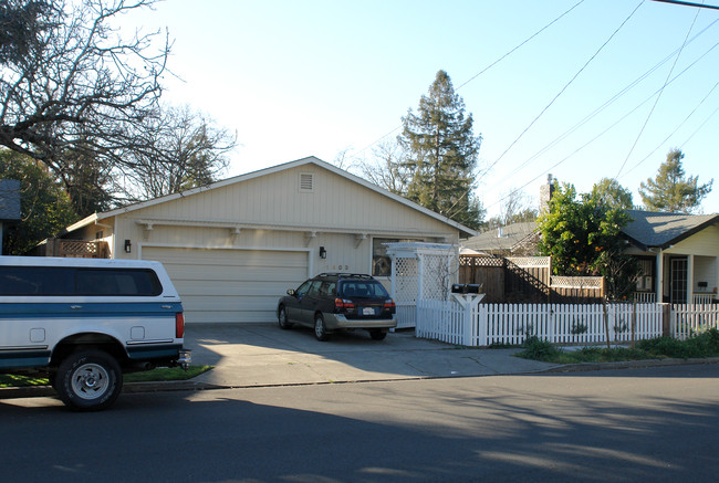 1403 Wright St in Santa Rosa, CA - Foto de edificio - Building Photo