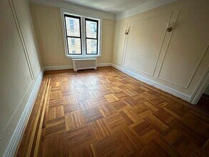 308 E 209th St in Bronx, NY - Foto de edificio - Building Photo
