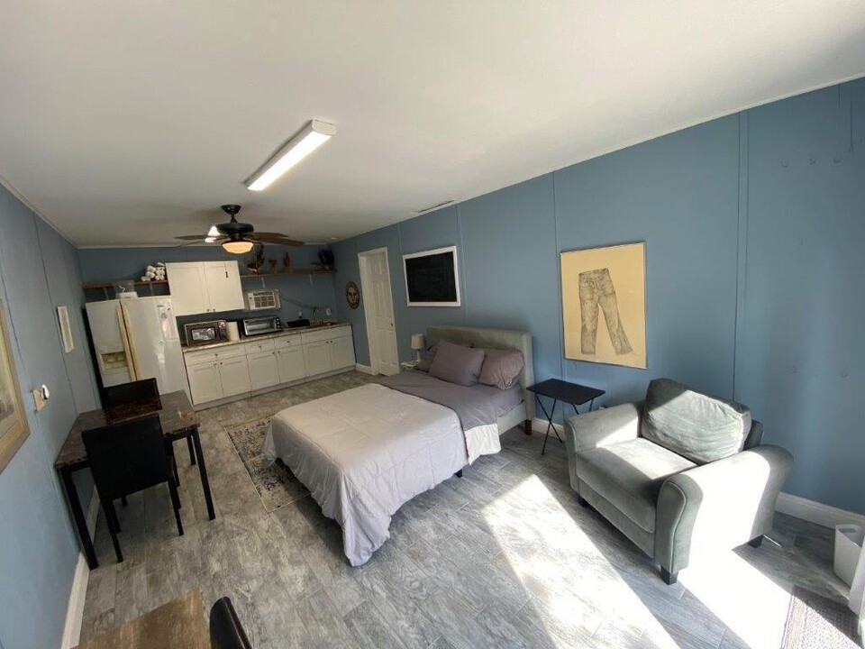2141 B Rd-Unit -Studio Apt in Loxahatchee, FL - Building Photo
