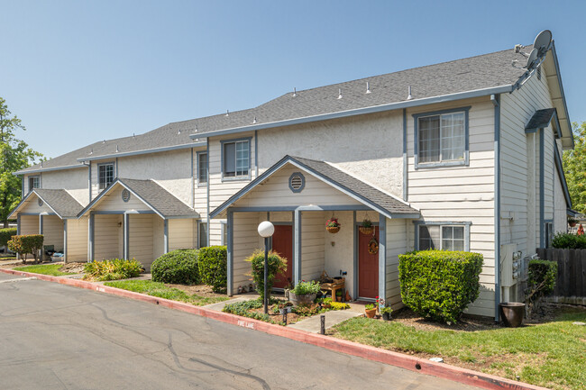 Foothill Manor Townhomes in Chico, CA - Building Photo - Building Photo