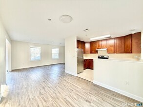 17-17 Rockfield Dr in Stamford, CT - Foto de edificio - Building Photo