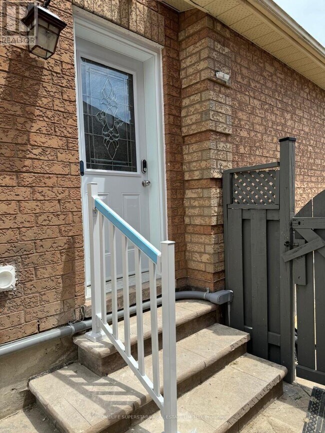 99 Hood Crescent in Brampton, ON - Building Photo - Building Photo