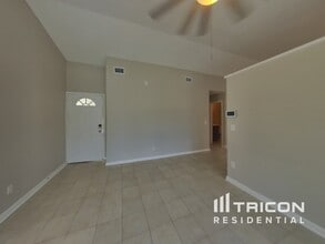 10378 Rosemount Dr in Tampa, FL - Building Photo - Building Photo