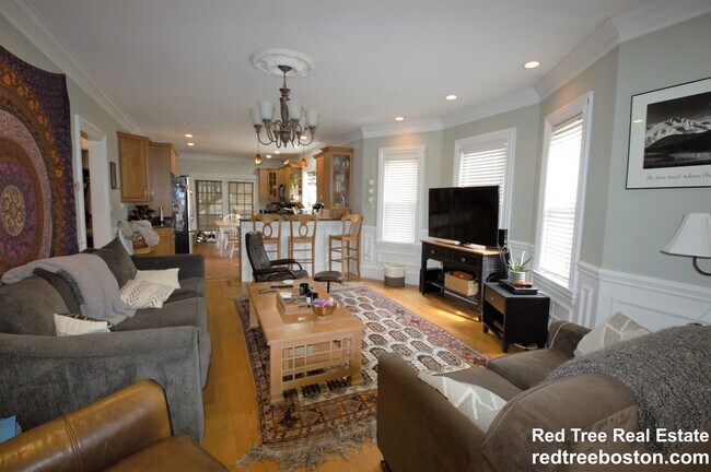 55 Hobart St, Unit 1 in Boston, MA - Foto de edificio - Building Photo